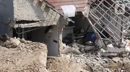 Kondisi bangunan rumah yang hancur tertimpa tanah longsor, di Perumahan Nerada Estate Ciputat, Tangerang Selatan, Banten, Sabtu (12/6/2021). Longsor tersebut menghancurkan 2 rumah warga dan tidak ada korban jiwa dalam peristiwa itu. (Liputan6.com/Angga Yuniar)