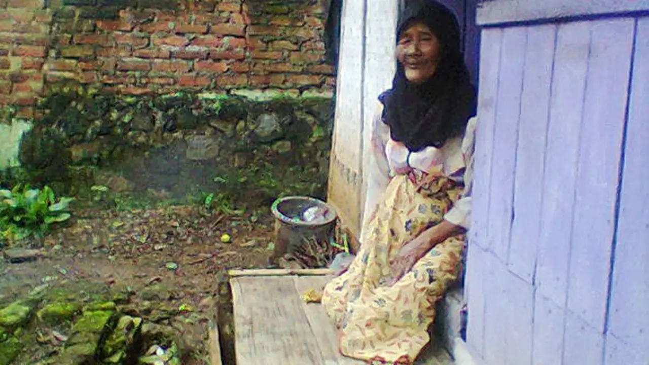 Tragis, Nenek 70 Tahun Sebatang Kara Ini Tinggal di Pemakaman