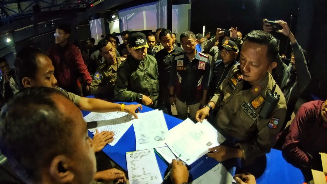 Wali Kota Bogor Arya Bima melakukan sidak di Lipss Club & Karaoke Bogor (Liputan6.com/Achmad Sudarno)