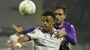 Penyerang FC Basel, Dan Ndoye berebut bola dengan bek Fiorentina, Luca Ranieri pada leg pertama semifinal Europa Conference League di Artemio Franchi, Jumat (12/5/2023) dini hari WIB. (Marco Bucco/LaPresse via AP)