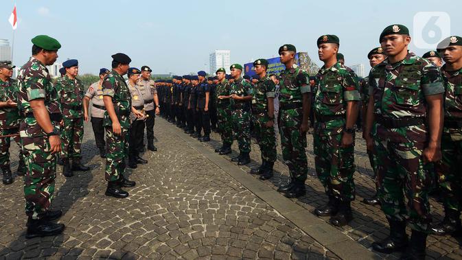 Panglima TNI Marsekal Hadi Tjahjanto dan Kapolri Jenderal Tito Karnavian memeriksa pasukan seusai apel pasukan TNI-Polri untuk pengamanan menjelang pelantikan Presiden dan Wakil Presiden terpilih di Silang Monas, Jakarta, Kamis (17/10/2019). (merdeka.com/Imam Buhori)