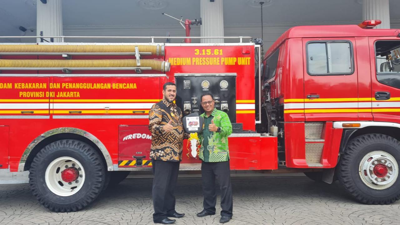 Wali Kota Probolinggo Habib Hadi Zainal Abidin menerima secara simbolis hibah mobil damkar dari pemprov DKI Jakarta (Istimewa)