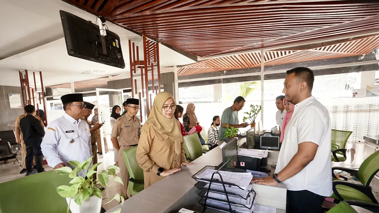 Bupati Ipuk Sidak Layanan Publik, Soroti Keramahan Petugas dan Kebersihan Kantor