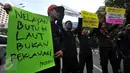 Aksi massa dari Jaringan Aktivis Pro-Demokrasi di depan kantor Kemenko Maritim, Jakarta, Jumat (16/9). Mereka mendesak Pemerintah menghentikan seluruh izin proyek penguasaan wilayah pantai oleh swasta dengan dalih reklamasi (Liputan6.com/Johan Tallo)