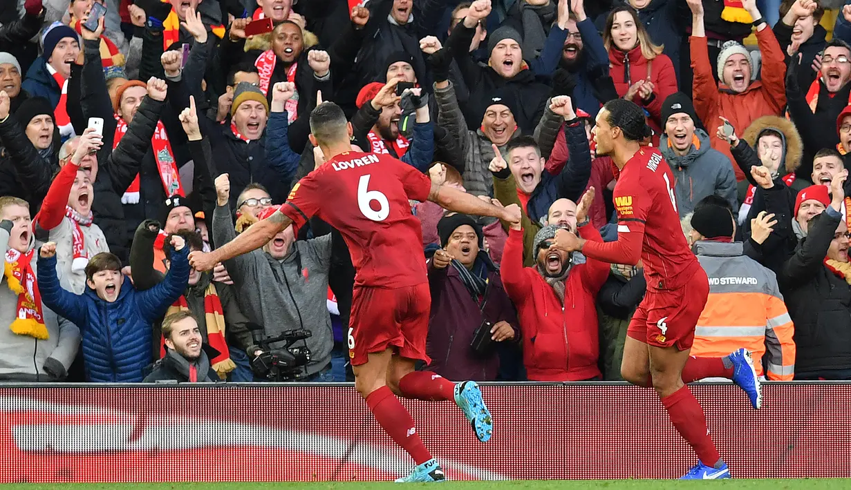 Bek Liverpool, Virgil Van Dijk, merayakan gol yang dicetaknya ke gawang Brighton pada laga Premier League di Stadion Anfield, Liverpool, Sabtu (1/12). Liverpool menang 2-1 atas Brighton. (AFP/Paul Ellis)