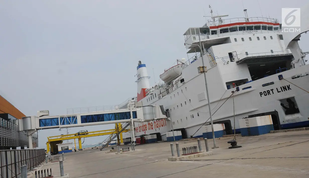 Fasilitas garbarata sebagai jalur masuk utama bagi calon penumpang kapal penyeberangan eksekutif di Pelabuhan Eksekutif Sosoro, Merak, Banten, Minggu (2/6/2019). Tarif kapal penyeberangan eksekutif sebesar Rp 50 ribu untuk dewasa dan Rp 34 ribu bagi anak-anak. (Liputan6.com/Helmi Fithriansyah)