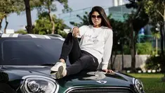 Jika saat berada di dalam lapangan, Greysia tampil dengan baju olahraga serta rambut dikucir, saat berada di luar lapangan, atlet berdarah Minahasa ini pun tampil santai dengan gaya kasual. (Liputan6.com/IG/greyspolii)
