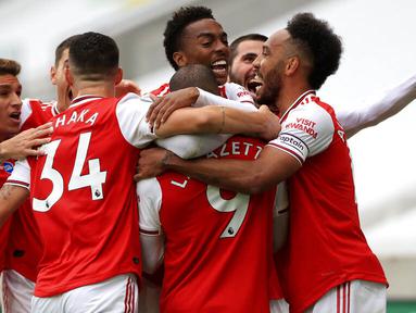 Para pemain Arsenal merayakan gol yang dicetak oleh Alexandre Lacazette ke gawang Wolverhampton Wanderers pada laga Premier League di Stadion Molineux, Sabtu (4/6/2020). Arsenal menang dengan skor 2-0. (AP/Mike Egerton)