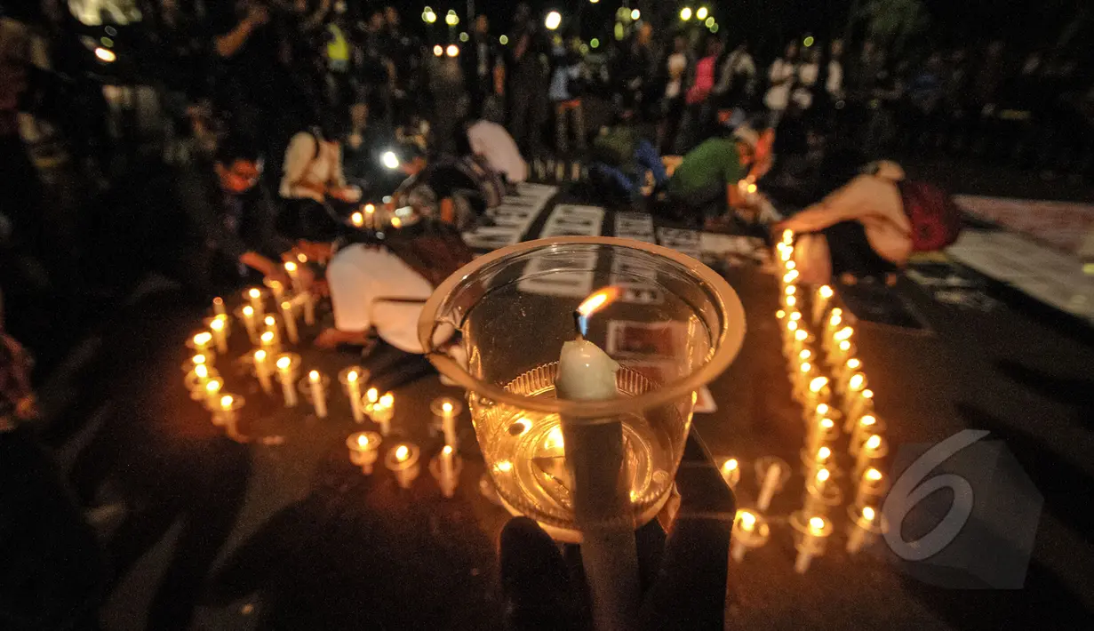Aktivis saat menggelar aksi seribu lilin untuk save Mary Jane di depan Istana Merdeka, Jakarta, Minggu (26/4/2015). Aksi tersebut meminta eksekusi atas Mary Jane dibatalkan. (Liputan6.com/Faial Fanani)