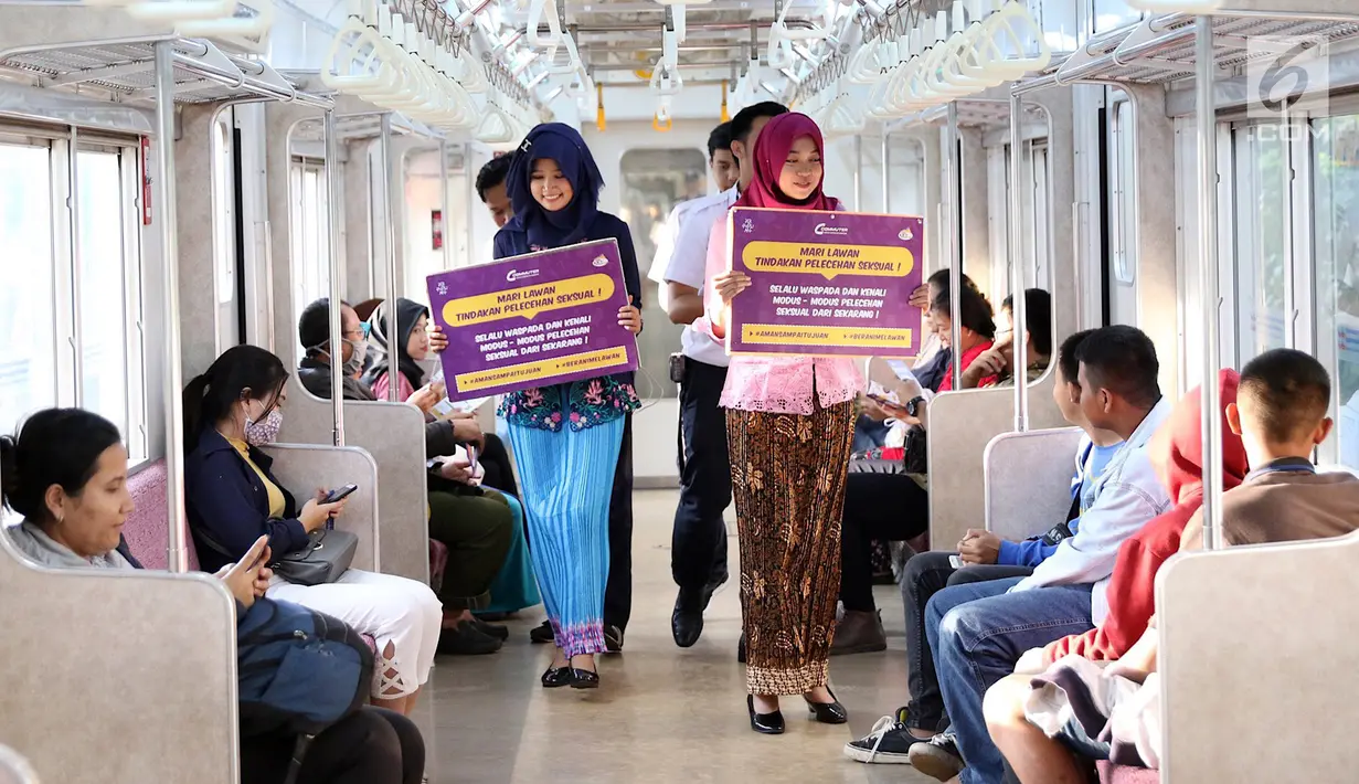 Petugas PT KCI mengenakan kebaya saat sosialisasi pencegahan pelecehan seksual di KRL, Jakarta, Jumat (20/4). Kegiatan ini dalam rangka menyambut Hari Kartini. (Liputan6.com/Immanuel Antonius)