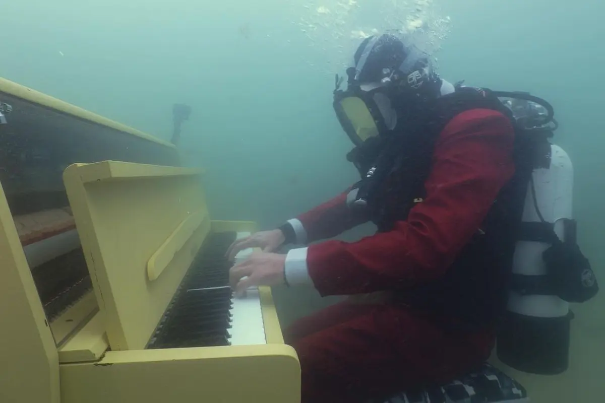 Viral Pianis Joe Jenkins Berhasil Memainkan Piano Didasar Laut