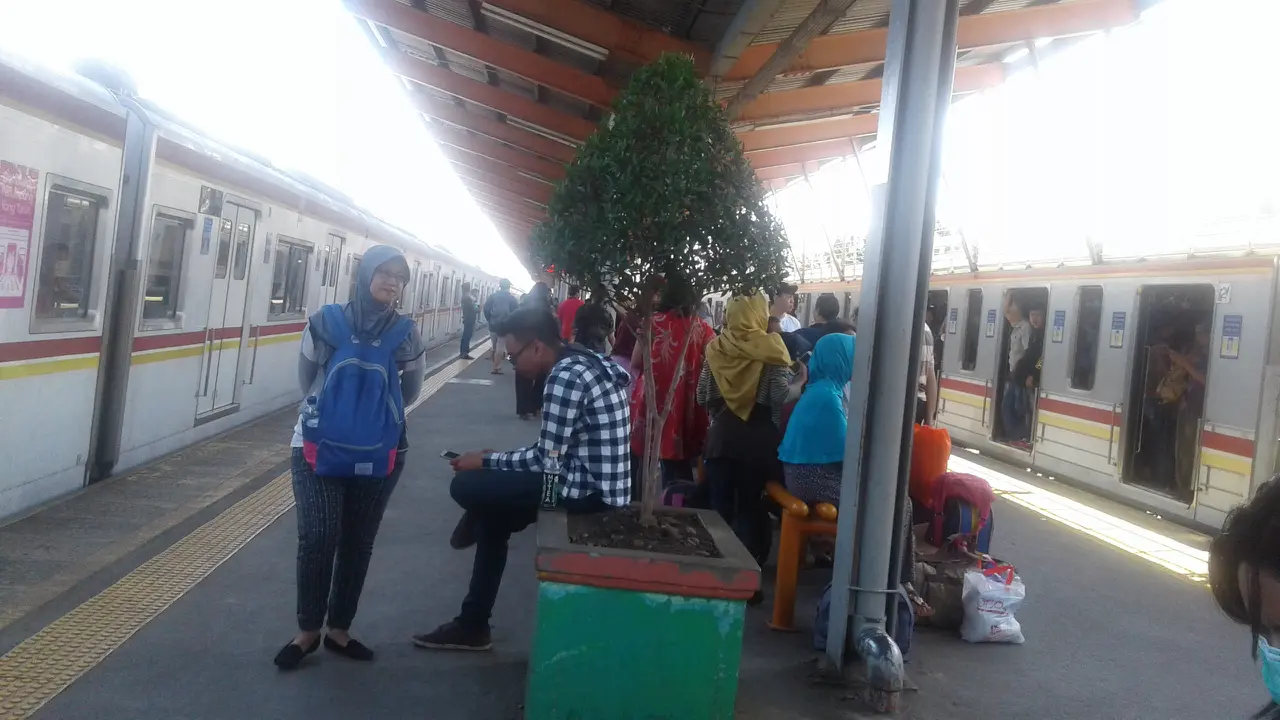 KRL gangguan di Stasiun Depok Lama