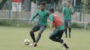 Gelandang Timnas Indonesia, Osvaldo Haay, saat latihan di Lapangan ABC, Senayan, Jakarta, Kamis (22/2/2018). Pemusatan latihan tahap kedua ini dilakukan untuk persiapan Asian Games 2018. (Bola.com/M Iqbal Ichsan)