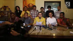 Ketua Generasi Muda Partai Golkar (GMPG) Ahmad Doli Kurnia (tengah) bersama Generasi Muda Partai Golkar memberikan keterangan pers kepada wartawan di Jakarta, Rabu (19/7). GMPG juga mendesak diadakannya Munaslub Partai Golkar. (Liputan6.com/Johan Tallo)