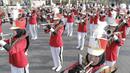 Marching band memeriahkan kirab obor Asian Games 2018 di Pagelaran Keraton Yogyakarta, Kamis (19/7/2018). Total jarak kirab Obor di Yogya ini sepanjang 11,5 kilometer. (Bola.com/M Iqbal Ichsan)