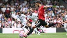 Pemain Manchester United, Bruno Fernandes, melepaskan tendangan penalti ke gawang Fulham dalam laga pekan ke-2 Premier League 2025/2026 di Craven Cottage, Minggu (24/8/2025) malam WIB. (AFP/Justin Tallis)