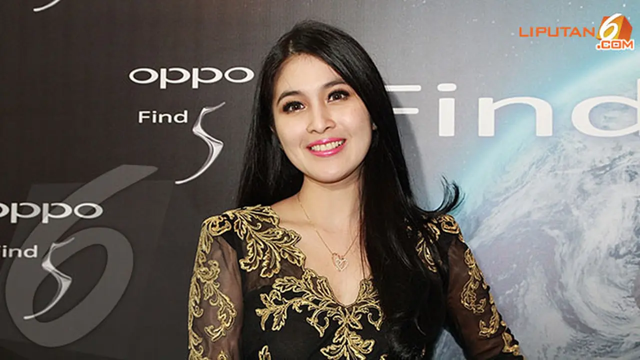 sandra-dewi-131225b.jpg