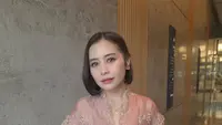Potret Prilly Latuconsina Tampil Cantik Kondangan Bareng Omara Esteghlal