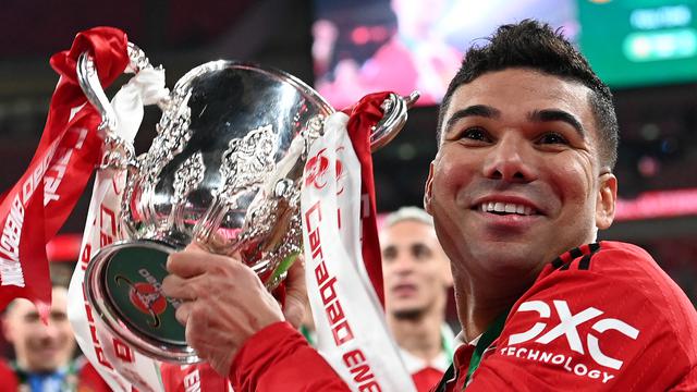 Senyum Casemiro Beri Trofi Carabao Cup 2022/2023 untuk Manchester United