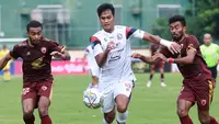 Bermain di Stadion PTIK yang menjadi homebase sementara Arema Malang, Pasukan Singo Edan harus takluk 0-1 dari PSM Makassar dalam laga pekan ke-22 BRI Liga 1 2022/2023, Sabtu (4/2/2023). Satu-satunya gol PSM dicetak oleh Kenzo Nambu pada menit ke-65 dan mengantarkan Juku Eja naik ke posisi kedua klasemen sementara di bawah Persija dengan sama-sama mengemas 44 poin dari 22 laga. Sementara bagi Arema FC, hasil ini menjadi kekalahan kelima beruntun dan membuat posisi mereka tercecer di posisi ke-10 dengan raihan 26 poin dari 20 laga. (Bola.com/M Iqbal Ichsan)