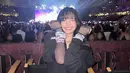 Idol K-pop asal Thailand itu juga pamerkan potretnya saat berada di venue konser. Lisa juga memamerkan gelang persahabatan dengan fans di konser Taylor Swift. Dengan pergelangan tangan yang penuh gelang, Lisa pun tersenyum dengan pose wink ke arah kamera. (Liputan6.com/IG/@lalalalisa_m)