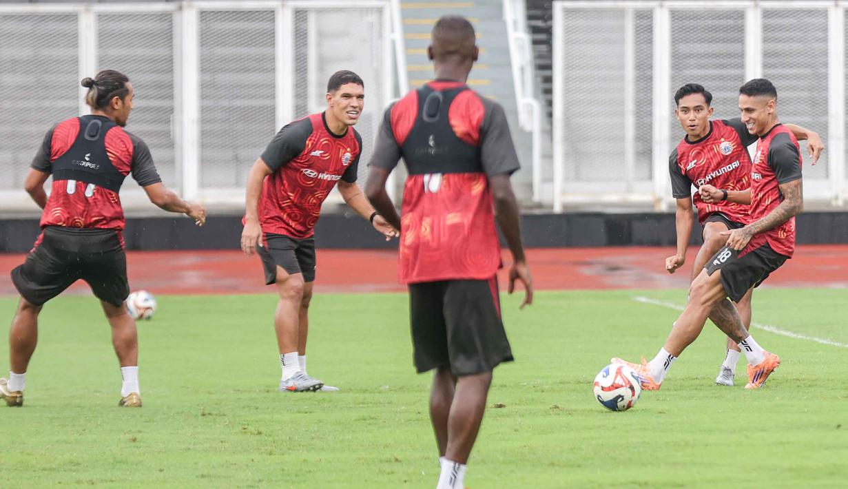 Pemain Persija saat melakukan latihan di Stadion Madya, Kompleks Gelora Bung Karno, Senayan, Jakarta, Jumat (2/1/2026). Mengawali tahun 2026, Persija Jakarta akan melakoni laga kandang melawan Persijap Jepara. (Bola.com/Abdul Aziz)