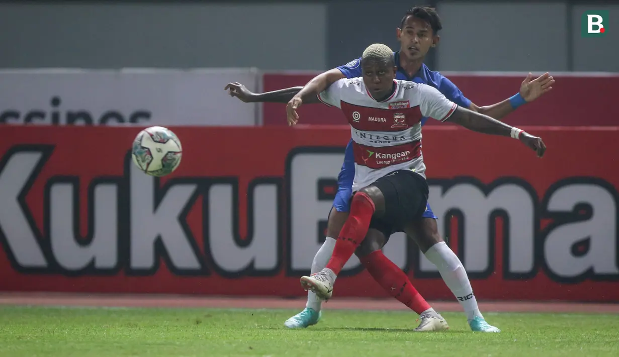 Pemain Madura United, Hugo Gomes Dos Santos Silva (Jaja) berebut bola dengan pemain PSIS Semarang, Hari Nur Yulianto dalam laga pekan ke-5 BRI Liga 1 2021/2022 di Stadion Wibawa Mukti, Cikarang, Rabu (29/09/2021). Kedua tim bermain imbang 0-0. (Bola.com/Bagaskara Lazuardi)