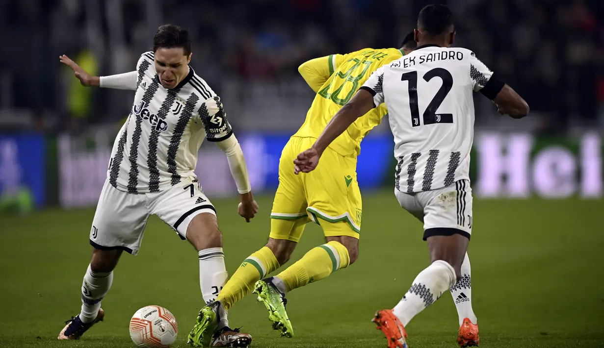 Penyerang Juventus Federico Chiesa berebut bola dengan bek  Nantes Fabien Centonze  dalam duel leg pertama play-off babak gugur Liga Europa 2022/2023 di Allianz Stadium, Jumat (17/2/2023) dini hari WIB. Juventus dominan di setiap aspek di lapangan, tapi Nantes melawan dengan pendekatan serangan balik cepat. (Fabio Ferrari/LaPresse via AP)