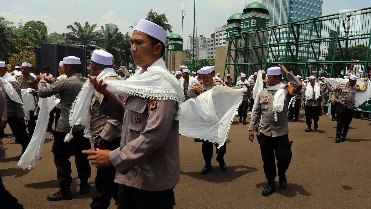Agar Suasana Adem, Polisi Bersorban Jaga Pendemo di depan Gedung MPR/DPR