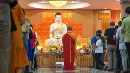 Umat Buddha hari ini tengah merayakan Hari Raya Waisak 2567 Buddhist Era (BE) pada tanggal 4 Juni 2023.  (AFP/CHAIDEER MAHYUDDIN)