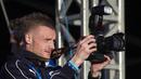  Jamie Vardy memotret kumpulan fans dari panggung saat parade trofi juara Liga Inggris 2015/2016 di Leicester, (16/5/2016). (EPA/Jon Super)