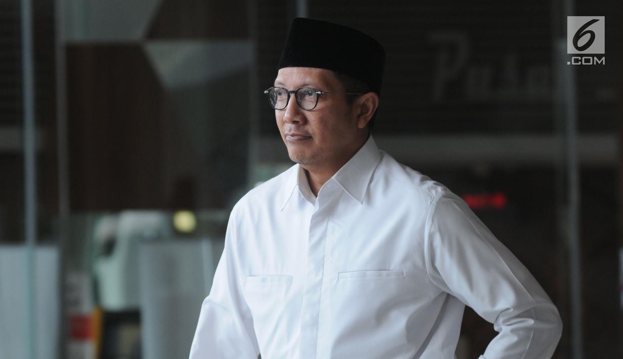 Ekspresi Menteri Agama (Menag) Lukman Hakim Saifuddin (Kemeja Putih) berjalan keluar usai menjalani pemeriksaan di Gedung KPK, Jakarta, Kamis(23/5/2019). Lukman Hakim Saifuddin diperiksa sebagai saksi untuk tersangka Anggota DPR RI nonkatif Muhammad Romahurmuziy. (merdeka.com/Dwi Narwoko)