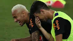 Neymar (kiri) dan Oscar tertawa bersama usai mengikuti sesi latihan sebelum melawan Bolivia pada kualifikasi Piala Dunia di Arena das Dunas Stadium, Natal, Brasil, (03/10/2016). (EPA/Macelo Sayao)