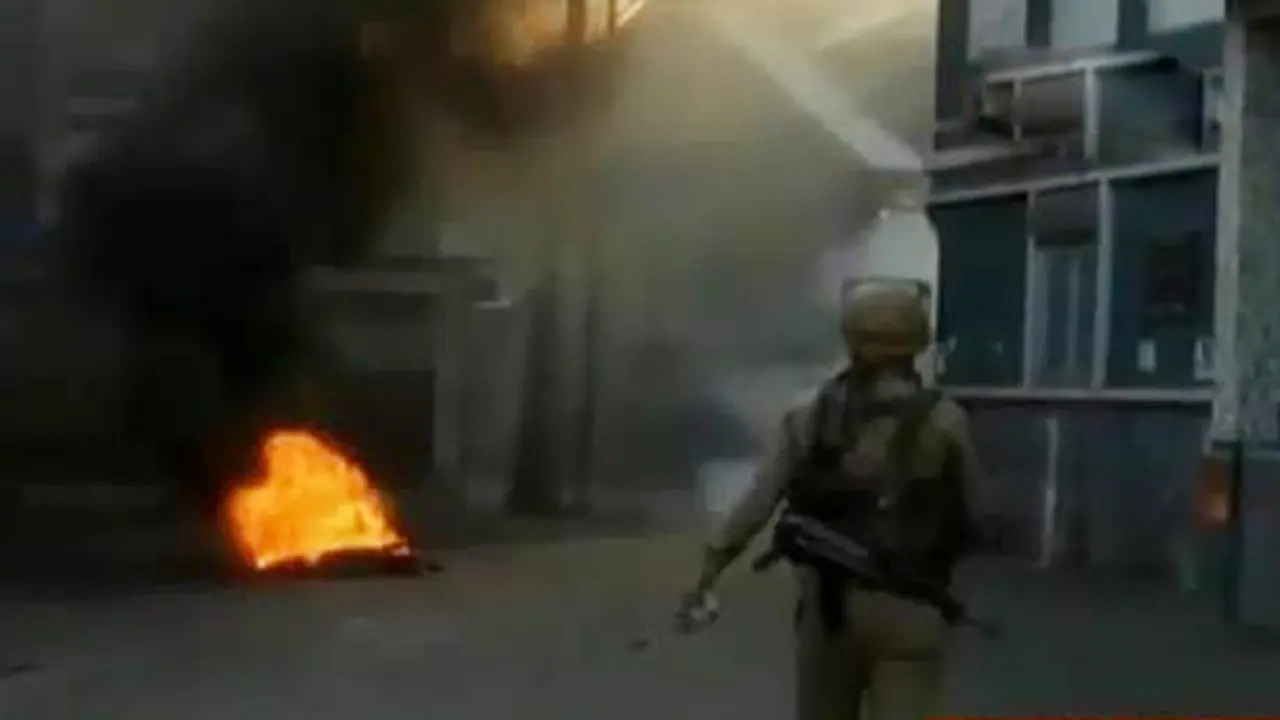 Bentrokan Warga Kashmir