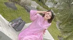 Sibuk menjadi ibu rumah tangga yang memiliki dua buah hati, Tania Putri kerap tampil elegan dengan berbagai outfit kerennya. Dalam media sosial Instagramnya, ia pun masih kerap menyapa para penggemarnya setianya. Ia pun kerap membagikan potret kompaknya saat bersama suami maupun kedua buah hatinya. (Liputan6.com/IG/@taniaputri1707)