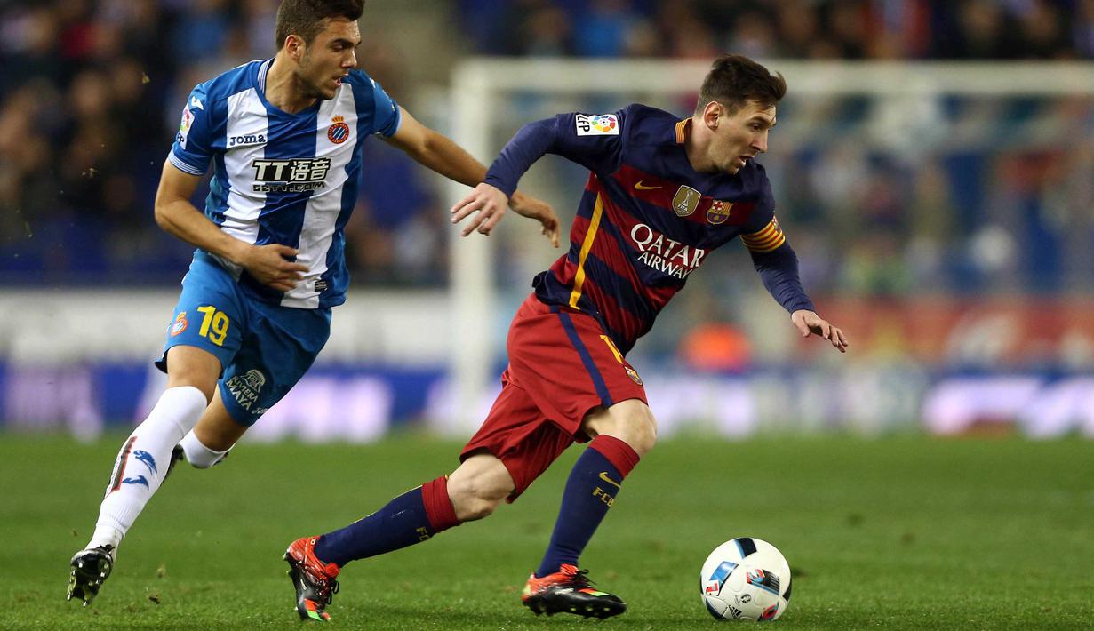 Pemain FC Barcelona, Lionel Messi melewati pemain RCD Espanyol,  Joan Jordan pada laga Copa Del REy leg kedua babak 16 besar di Stadion Power8,  Cornella-El Prat, Barcelona, Spanyol,Kamis (14/1/2016) dini hari WIB. (EPA/Toni Albir)