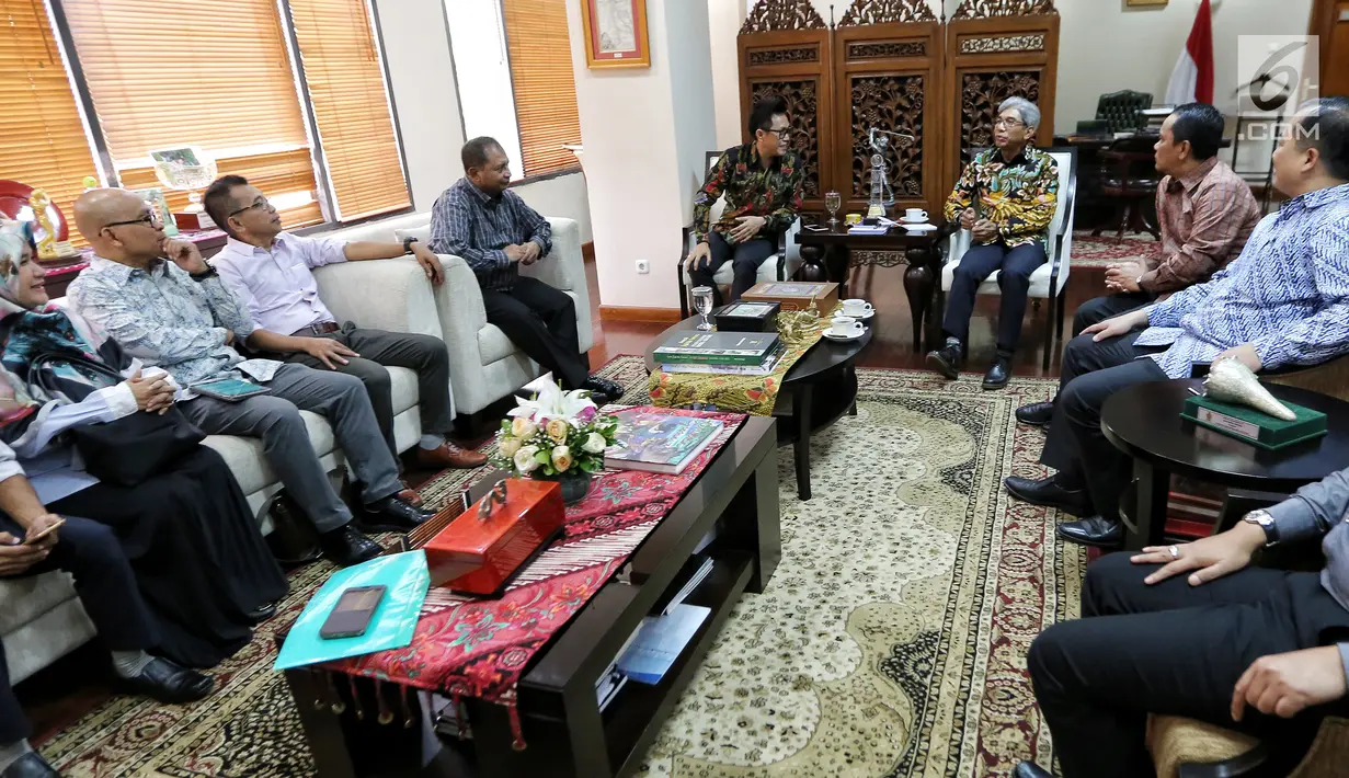 Wamenlu RI A.M. Fachir berbicara dengan artis Eko Hendro Purnomo (Eko Patrio) yang juga Ketua DPW PAN DKI Jakarta serta para komedian di Kemenlu Jakarta, Jumat (9/2). (Liputan6.com/Fery Pradolo)