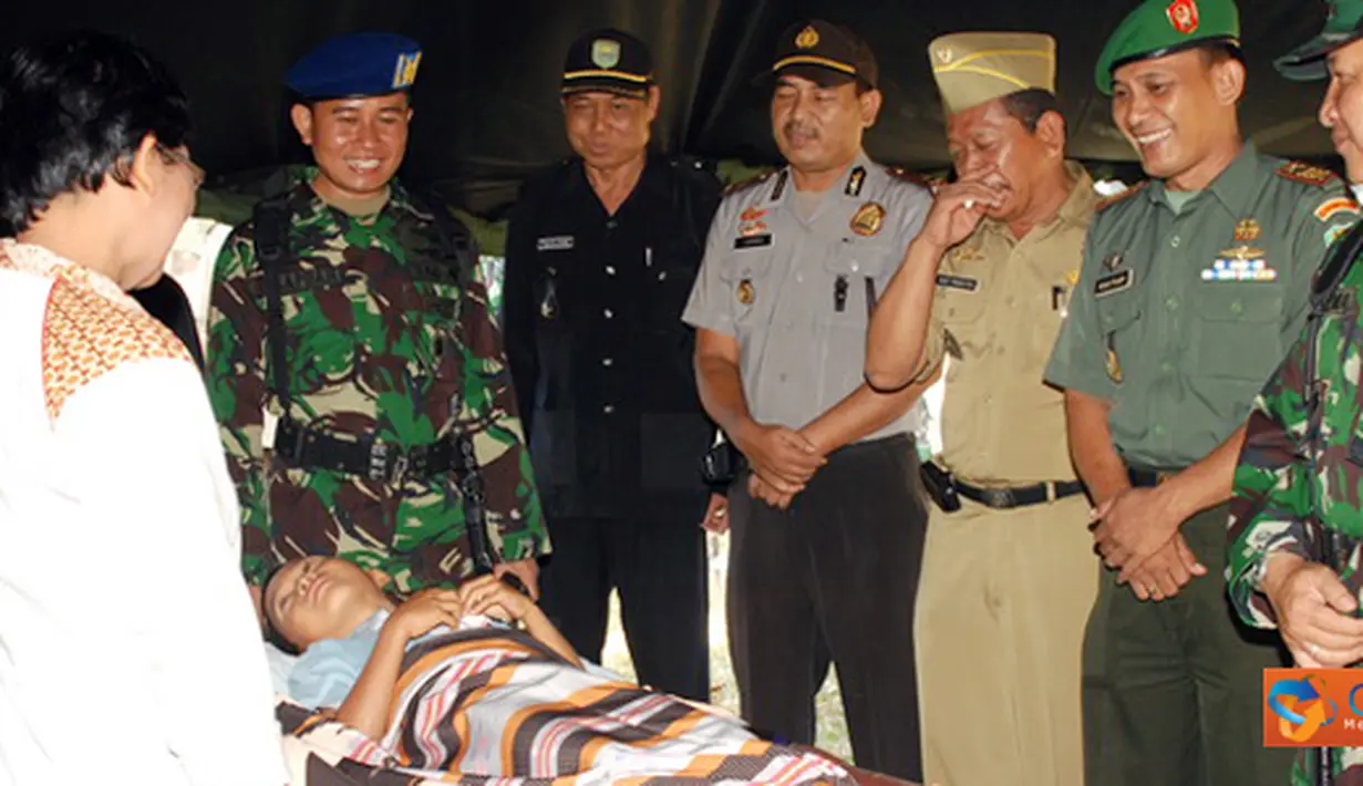 Citizen6, Subang: Komandan Lanud Suryadarma didampingi Muspicam Kalijati sedang menyaksikan jalannya kegiatan bakti sosial di Lapangan Desa Maremang, Kalijati, Subang, Kamis (16/6). (Pengirim: Dodo)