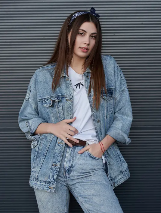 Jaket. Jenis outerwear ini bisa bikin kamu makin stylish karena modelnya yang universal dan dapat dipakai untuk semua bentuk tubuh loh! jaket ini juga bisa dipadukan dengan gaya casual ataupun semi formal  / copyright shutterstock