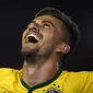 Gelandang Brasil, Lucas Lima melakukan selebrasi usai mencetak gol kegawang Argentina pada Kualifikasi Piala Dunia 2018 di Buenos Aires, Argentina, (13/11). Argentina bermain imbang dengan Brasil dengan skor 1-1. (AFP PHOTO/EITAN ABRAMOVICH)