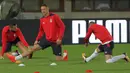 Gelandang Serbia, Nemanja Matic, melakukan pemanasan saat latihan di Stadion Ernst Happel, Wina, Kamis (5/10/2017). Serbia akan menghadapi Austria pada laga kualifikasi Piala Dunia 2018. (Bola.com/Reza Khomaini)