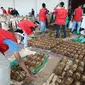 Sejumlah pekerja mengerjakan kegiatan pengemasan dan perawatan tembakau di gudang tembakau di Temanggung, Jawa Tengah, Selasa (25/8/2020). (Foto : Liputa6.com/Felek Wahyu)