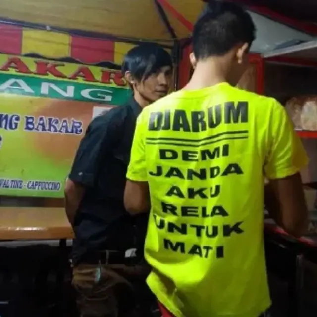 6 Tulisan Nyeleneh di Belakang Baju Pedagang Ini Bikin Pembeli Salah Fokus