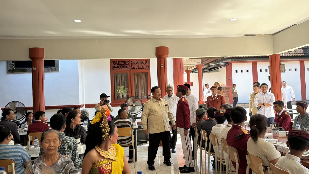 Presiden Prabowo Subianto makan siang bersama siswa Sekolah Rakyat Menengah Pertama (SRMP) 17 Tabanan, Bali, Minggu (7/6/2026).