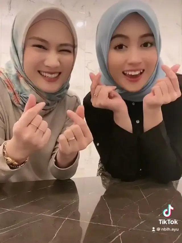 Tampil Kompak Behijab, Ini 7 Nabilah Ayu dan Melody Laksani yang Curi Perhatian