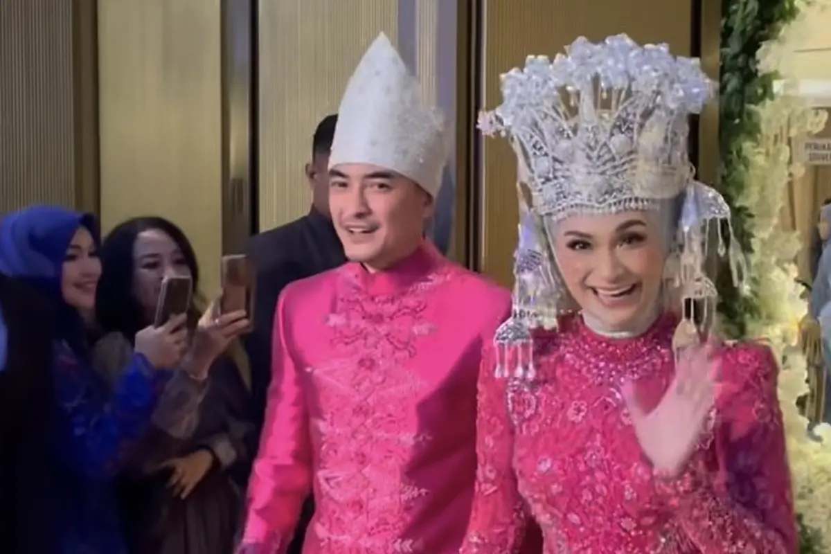 Putri Zulhas Dibalut Kebaya Fuschia dan Mahkota saat Resepsi Pernikahan Bersama Zumi Zola Usung Adat Jambi