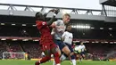 Duel antara Sadio Mane dan Toby Alderweireld pada laga lanjutan Premier League yang berlangsung di Stadion Anfield, Liverpool, Minggu (31/3). Liverpool menang 2-1 atas Tottenham Hotspur. (AFP/Paul Ellis)