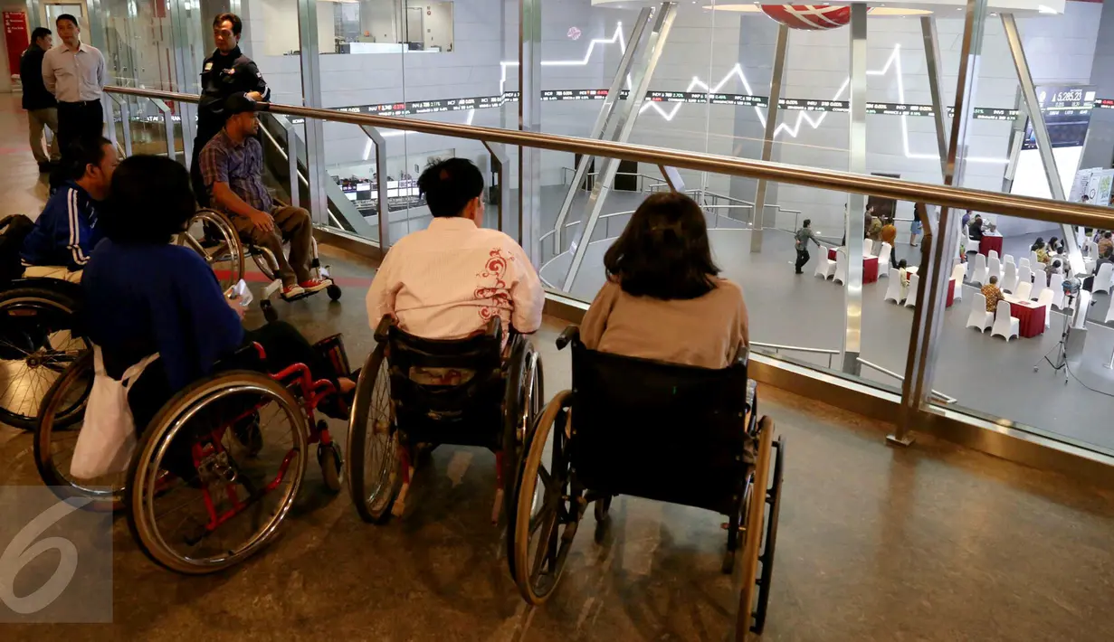 Penyandang disabilitas melihat aktivitas di Gedung BEI, Jakarta, Rabu (18/1). Sekolah ini digelar untuk memahami pentingnya peranan dalam meningkatkan literasi dan inklusi pasar modal Indonesia yang menyasar ke semua kalangan. (Liputan6.com/Angga Yuniar)