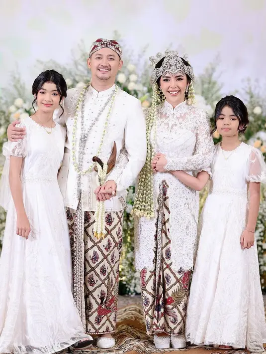 Pernikahan digelar di Hotel Four Seasons, Jakarta. Angga dan Anna mengenakan busana adat Sunda dalam pernikahannya.  Pernikahan kedua Angga ini didominasi dengan warna  putih. [Instagram/nggawijaya88]