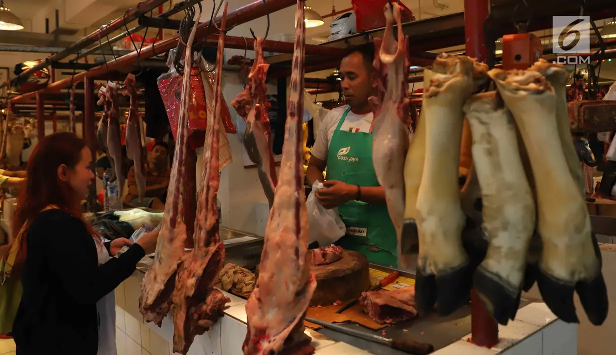 Suasana jual beli daging sapi di Pasar Senen, Jakarta, Selasa (29/5). Rata-rata pedagang masih menjual daging sapi seharga Rp 120 ribu per kilogram. (Liputan6.com/Angga Yuniar)